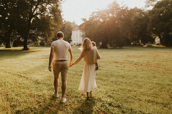 Relación Padres Hija Mamá Papá Abrazan Hijo Caminando Sobre Hermoso —  Fotos de Stock