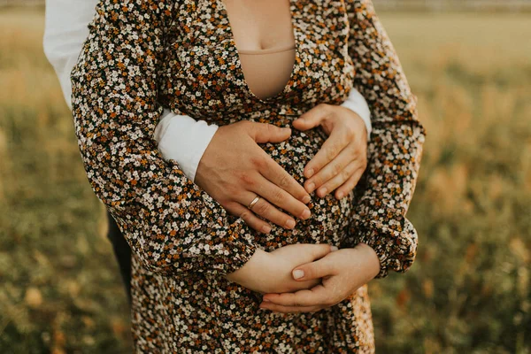 Una Pareja Embarazada Pareja Cogida Mano Vientre Concepto Embarazo Familia —  Fotos de Stock