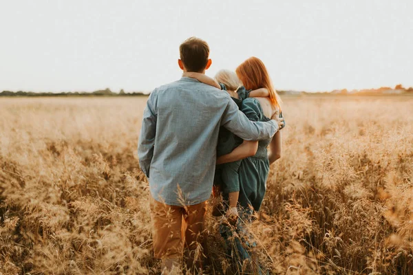 Relación Padres Hija Mamá Papá Abrazan Hijo Caminando Sobre Hermoso —  Fotos de Stock