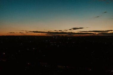Gün batımında şehir. Gece şehir manzarası, günbatımında panoramik bir şehir manzarası