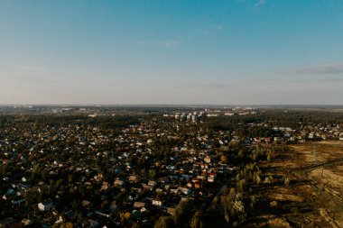 Şehir manzarası. Yukarıdan panoramik manzara, bir şehrin insansız hava aracı görüntüsü ve bina görüntüleri. Yeni konutların soyutlanması