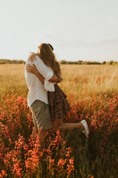 Espíritu Viaje Libertad Independencia Feliz Joven Pareja Enamorada Corriendo Campo —  Fotos de Stock