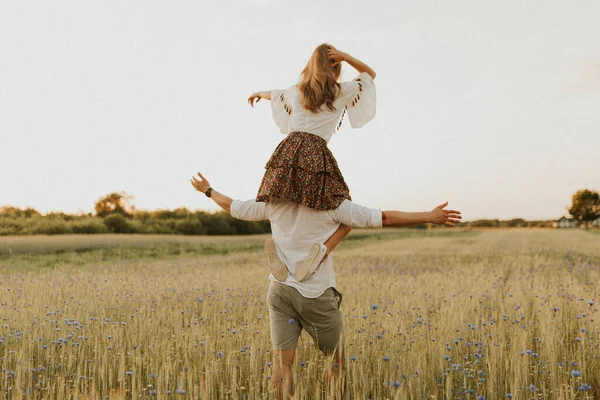 自由和独立的精神 幸福的年轻夫妇在夕阳西下在田野里奔跑 乱蓬蓬的头发自由和爱的概念 紧紧抓住手 — 图库照片