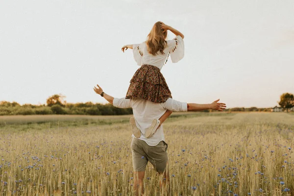 Espíritu Viaje Libertad Independencia Feliz Joven Pareja Enamorada Corriendo Campo —  Fotos de Stock