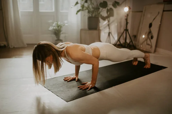 Mujer Joven Practicando Yoga Haciendo Ejercicios Flexiones Pose Chaturanga Dandasana —  Fotos de Stock