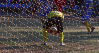 Kaledeki bir futbol maçının bulanık görüntüsü. 