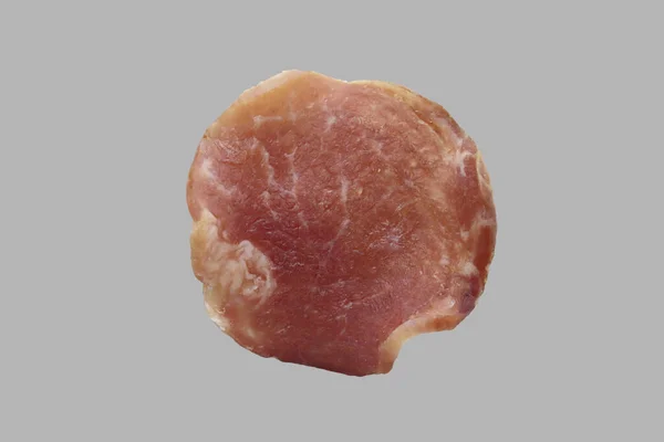 Gedroogde Vleeschips Een Geïsoleerde Grijze Achtergrond — Stockfoto