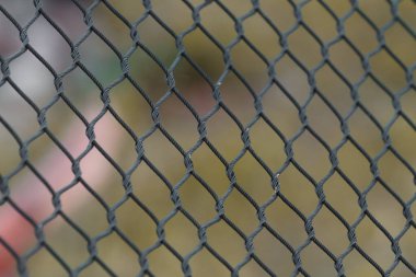 Çelik bir kablodan örülmüş metal ağ. 