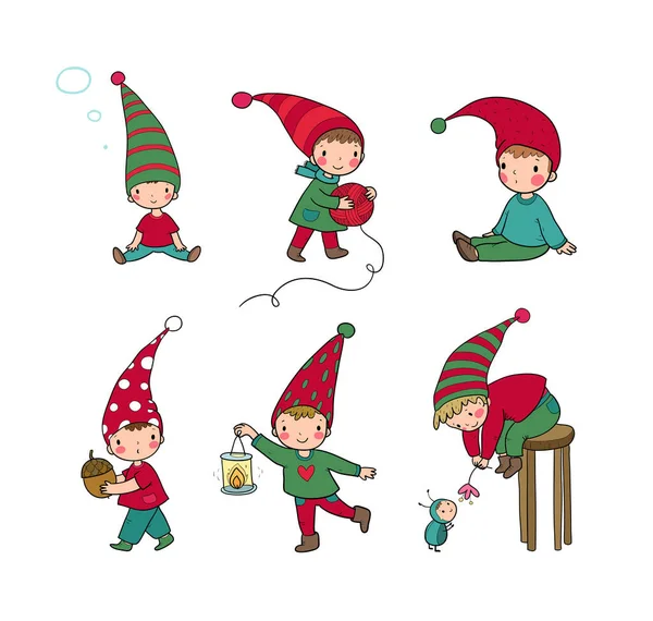 Lindos gnomos de dibujos animados. Los elfos del bosque. Pequeñas hadas. Pequeños chicos alegres en sombreros de invierno. — Vector de stock