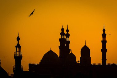 Kahire 'nin eski camileri için günbatımında genel çekim 