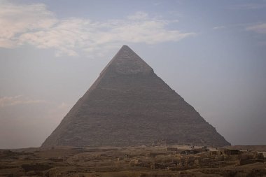 Giza 'nın büyük sfenksinin çölündeki piramitler