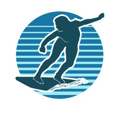 Dalgalarda sörf yapan bir kadının silüeti. Hareket halindeki bir kadın sörfçünün silüeti. Sörf tahtasında sörf yapan bir sporcunun silüeti..