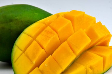Mango meyveleri izole. kırpma yolu ile mango.