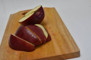 Tahta üzerinde kırmızı elma dilimleri