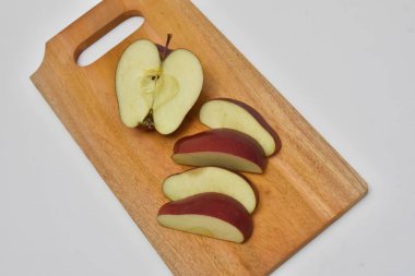 Tahta üzerinde kırmızı elma dilimleri