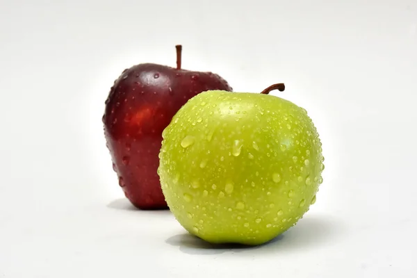 Beyaz Zemin Üzerine Taze Kırmızı Yeşil Elma — Stok fotoğraf