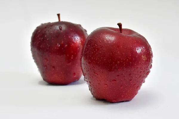 Beyaz Arkaplanda Taze Kırmızı Elmalar — Stok fotoğraf