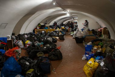 UZHOROD, UKRAINE - FEBRUARY 28, 2022 - Gönüllüler, evlerinden ve kasabalarından kaçan yerli vatandaşlara insani yardımda bulunan tarihi ve kültürel kompleksin (Baykuş Yuvası) merkezindeki bağışları sınıflandırıyorlar