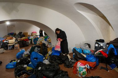 UZHOROD, UKRAINE - FEBRUARY 28, 2022 - Gönüllüler, evlerinden ve kasabalarından kaçan yerli vatandaşlara insani yardımda bulunan tarihi ve kültürel kompleksin (Baykuş Yuvası) merkezindeki bağışları sınıflandırıyorlar