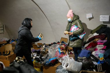 UZHOROD, UKRAINE - FEBRUARY 28, 2022 - Gönüllüler, evlerinden ve kasabalarından kaçan yerli vatandaşlara insani yardımda bulunan tarihi ve kültürel kompleksin (Baykuş Yuvası) merkezindeki bağışları sınıflandırıyorlar