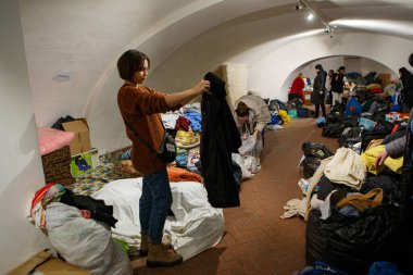UZHOROD, UKRAINE - FEBRUARY 28, 2022 - Gönüllüler, evlerinden ve kasabalarından kaçan yerli vatandaşlara insani yardımda bulunan tarihi ve kültürel kompleksin (Baykuş Yuvası) merkezindeki bağışları sınıflandırıyorlar