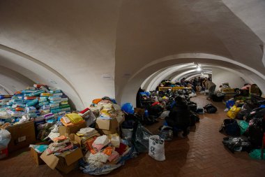 UZHOROD, UKRAINE - FEBRUARY 28, 2022 - Gönüllüler, evlerinden ve kasabalarından kaçan yerli vatandaşlara insani yardımda bulunan tarihi ve kültürel kompleksin (Baykuş Yuvası) merkezindeki bağışları sınıflandırıyorlar