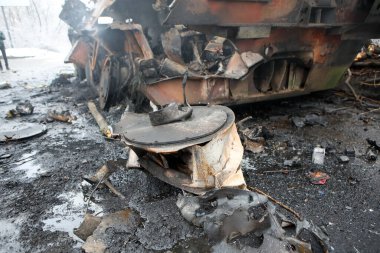 KHARKIV, UKRAINE - 26 Şubat 2022 - Ukrayna 'nın kuzeydoğusundaki Kharkiv kentinde hasar gören bir askeri araç resmedildi. 