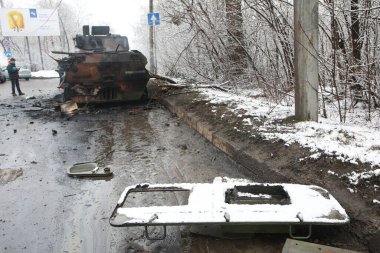 KHARKIV, UKRAINE - 26 Şubat 2022 - Ukrayna 'nın kuzeydoğusundaki Kharkiv kentinde hasar gören bir askeri araç resmedildi. 