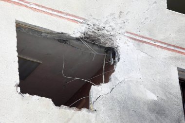 KHARKIV, UKRAINE - 26 Şubat 2022 - Ukrayna 'nın kuzeydoğusundaki Kharkiv kentinde yapılan bombardımanın ardından bir iskan binasında hasar görüldü.