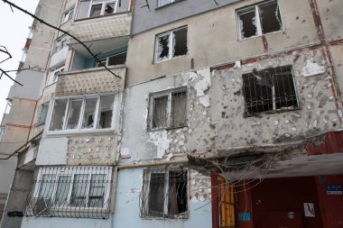 KHARKIV, UKRAINE - 26 Şubat 2022 - Ukrayna 'nın kuzeydoğusundaki Kharkiv kentinde yapılan bombardımanın ardından bir iskan binasında hasar görüldü.