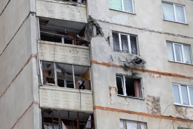 KHARKIV, UKRAINE - 26 Şubat 2022 - Ukrayna 'nın kuzeydoğusundaki Kharkiv kentinde yapılan bombardımanın ardından bir iskan binasında hasar görüldü.