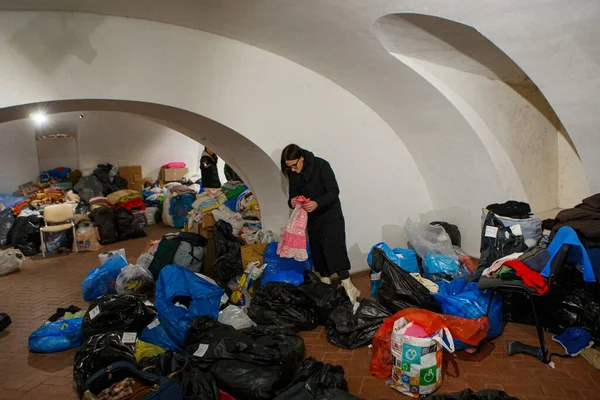 ウズホールド ウクライナ 2022年2月28日 ボランティアは 故郷や町から避難している国内避難民のための人道支援を受け入れているソブリン ニズド フクロウの巣 歴史的 文化的複合体の中心部で寄付を分類します  — 無料ストックフォト