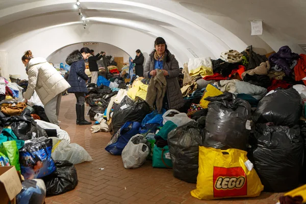 Uzhhorod Ukraine Februarie 2022 Voluntarii Sortează Donațiile Din Centrul Complexului — Fotografie de stoc gratuită