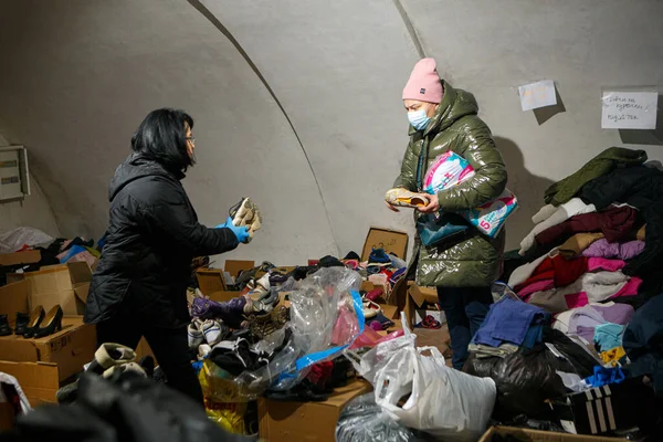 Uzhhorod Ucrania Febrero 2022 Los Voluntarios Clasifican Las Donaciones Centro — Foto de stock gratuita