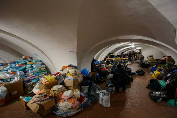 Uzhhorod Ukraine 2022年2月28日 志愿者将位于Sovyne Hnizdo 猫头鹰巢 历史文化建筑群中心的捐赠进行排序 以接受对逃离家乡和城镇的境内流离失所者的人道主义援助 — 免费的图库照片