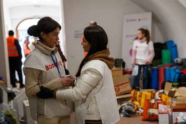 Uzhhorod Ukraine Februarie 2022 Voluntarii Sortează Donațiile Din Centrul Complexului — Fotografie de stoc gratuită