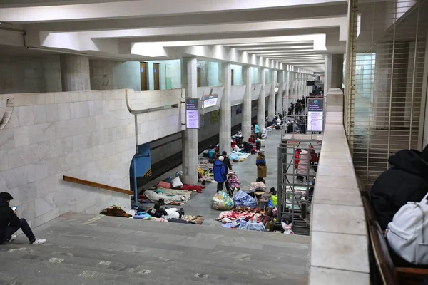 Kharkiv Ukraine Februarie 2022 Oamenii Adăpostesc Bombardamentele Din Metroul Harkov — Fotografie de stoc gratuită