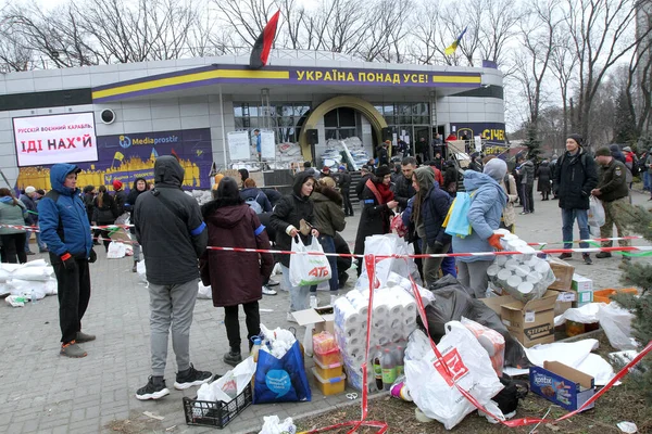 Dnipro Ukraine 2022年2月28日 ロケットパーク近くのメディアスペースビルに設置されたボランティア連携センターでは 服や飲料水 パーソナルケアアイテムを集積 配布し 領土防衛力の強化と抑止を支援しています  — 無料ストックフォト