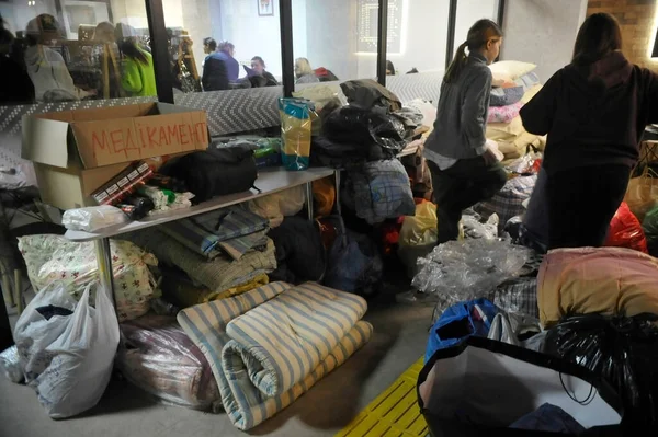 Vinnytsia Ucrânia Fevereiro 2022 Residentes Locais Trazem Alimentos Medicamentos Utensílios — Fotografia de Stock Grátis