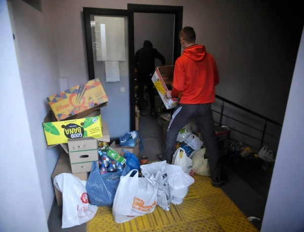 Vinnytsia Ukraine Februari 2022 Lokale Bewoners Brengen Voedsel Medicijnen Wegwerpservies — Gratis stockfoto