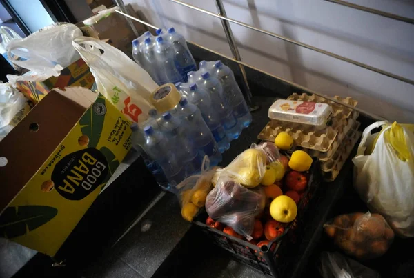 Vinnytsia Ukraine Luty 2022 Mieszkańcy Przynoszą Żywność Leki Jednorazową Zastawę — Darmowe zdjęcie stockowe