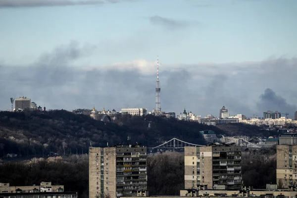 Киев Украина Февраля 2022 Года Дым Поднимается Над Частью Столицы — Бесплатное стоковое фото