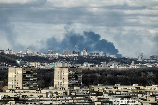 Киев Украина Февраля 2022 Года Дым Поднимается Над Частью Столицы — Бесплатное стоковое фото