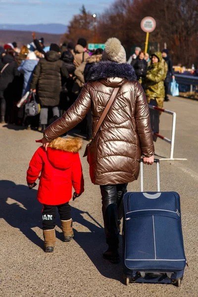 Uzhhorod Ukraine Februarie 2022 Femeie Care Trage Valiză Merge Copil — Fotografie de stoc gratuită