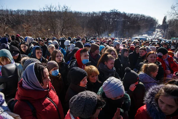 Uzhhorod Ukraine Februari 2022 Mensen Menigte Aan Oezjhorod Vysne Nemecke — Gratis stockfoto