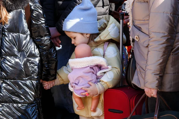 Uzhhorod Ukraine Februarie 2022 Fetiță Care Ține Mâna Unei Femei — Fotografie de stoc gratuită