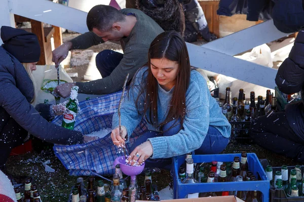 Uzhhorod Ukraine February 2022 Penduduk Lokal Membuat Bom Molotov Uzhhorod — Foto Stok Gratis