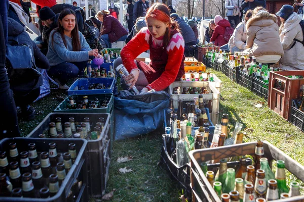 Uzhhorod Ucrânia Fevereiro 2022 Residentes Locais Fazem Coquetéis Molotov Uzhhorod — Fotografia de Stock Grátis