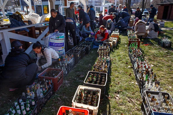 Uzhhorod Ukraine February 2022 Penduduk Lokal Membuat Bom Molotov Uzhhorod — Foto Stok Gratis