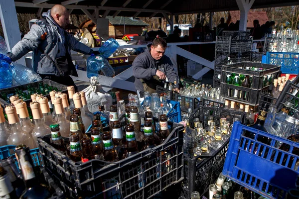 Uzhhorod Ukrajina February 2022 Místní Obyvatelé Dělají Molotovovy Koktejly Uzhhorod — Stock fotografie zdarma